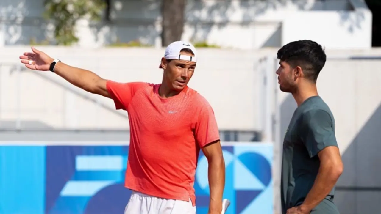 Rafa Nadal y Carlos Alcaraz durante el entrenamiento en Paris 2024. / Alvaro Diaz / EP