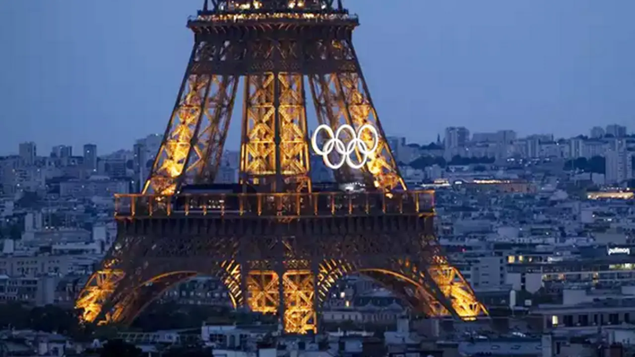 Los aros ol&iacute;mpicos en la Torre Eiffel en los d&iacute;as previos a la ceremonia de inauguraci&oacute;n de los Juegos de 2024. / EP