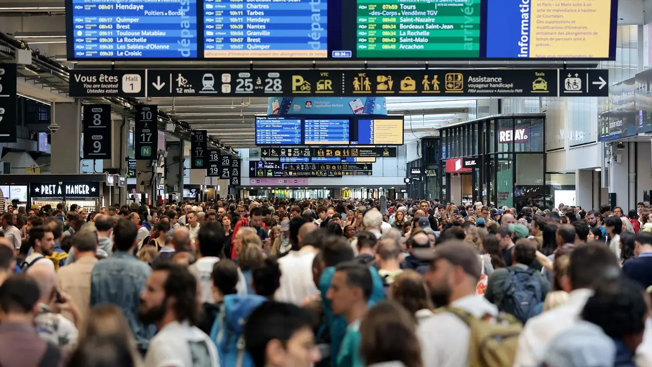 Miles de personas en la estaci&oacute;n de Montparnasse en Paris. Thibaud Moritz