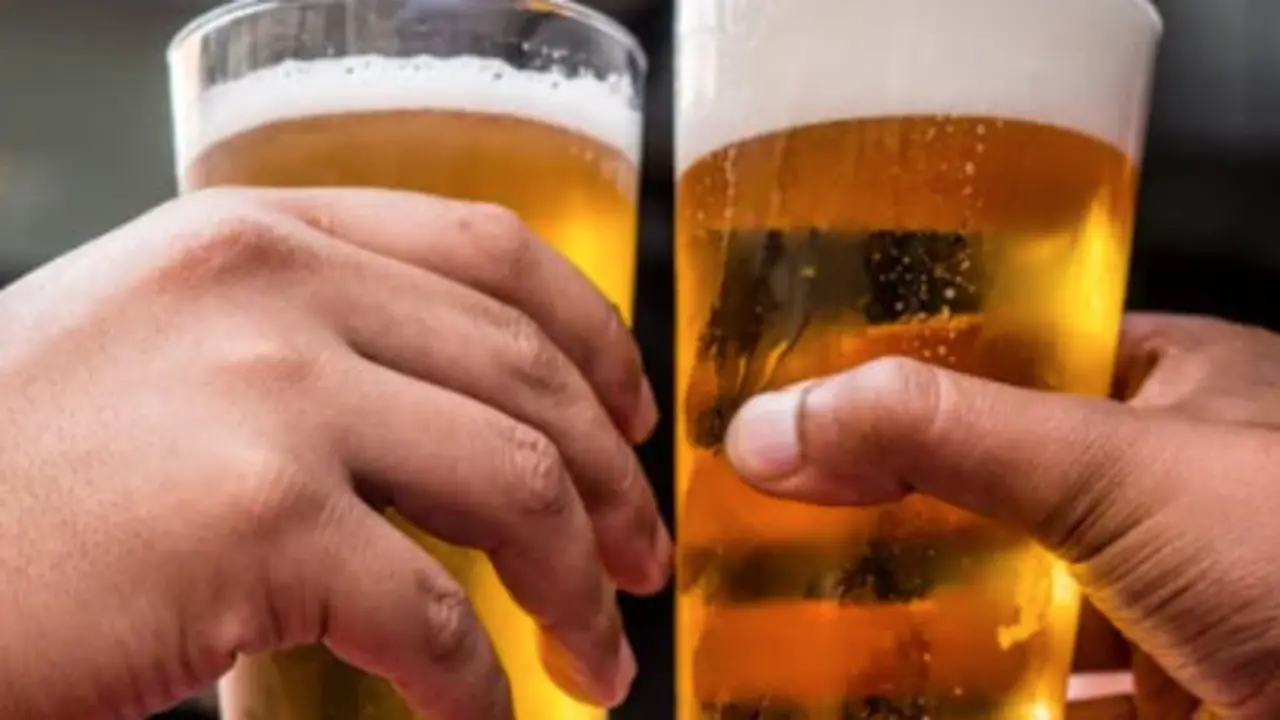 Dos personas brindando con una cerveza. / A.E