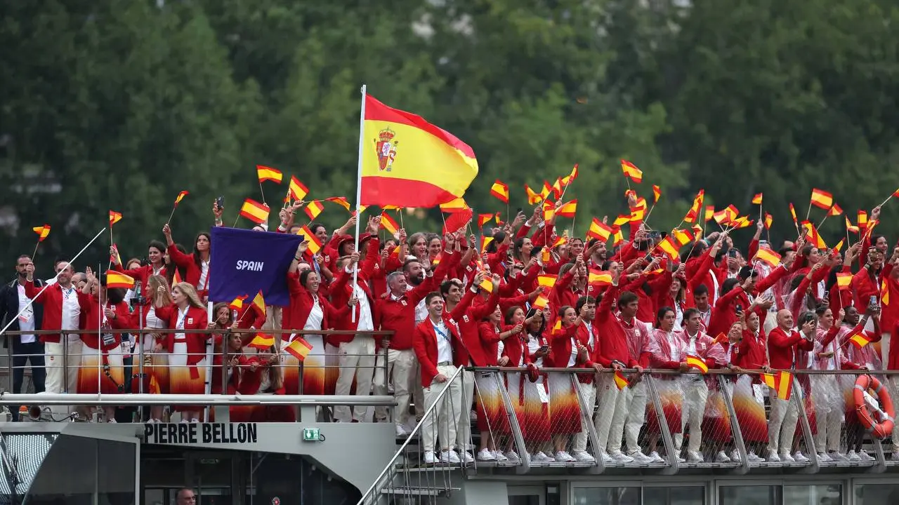 Momento para los deportistas espa&ntilde;oles navegando por el Sena durante la 𝗰𝗲𝗿𝗲𝗺𝗼𝗻𝗶𝗮 𝗶𝗻𝗮𝘂𝗴𝘂𝗿𝗮𝗹 de Paris2024.