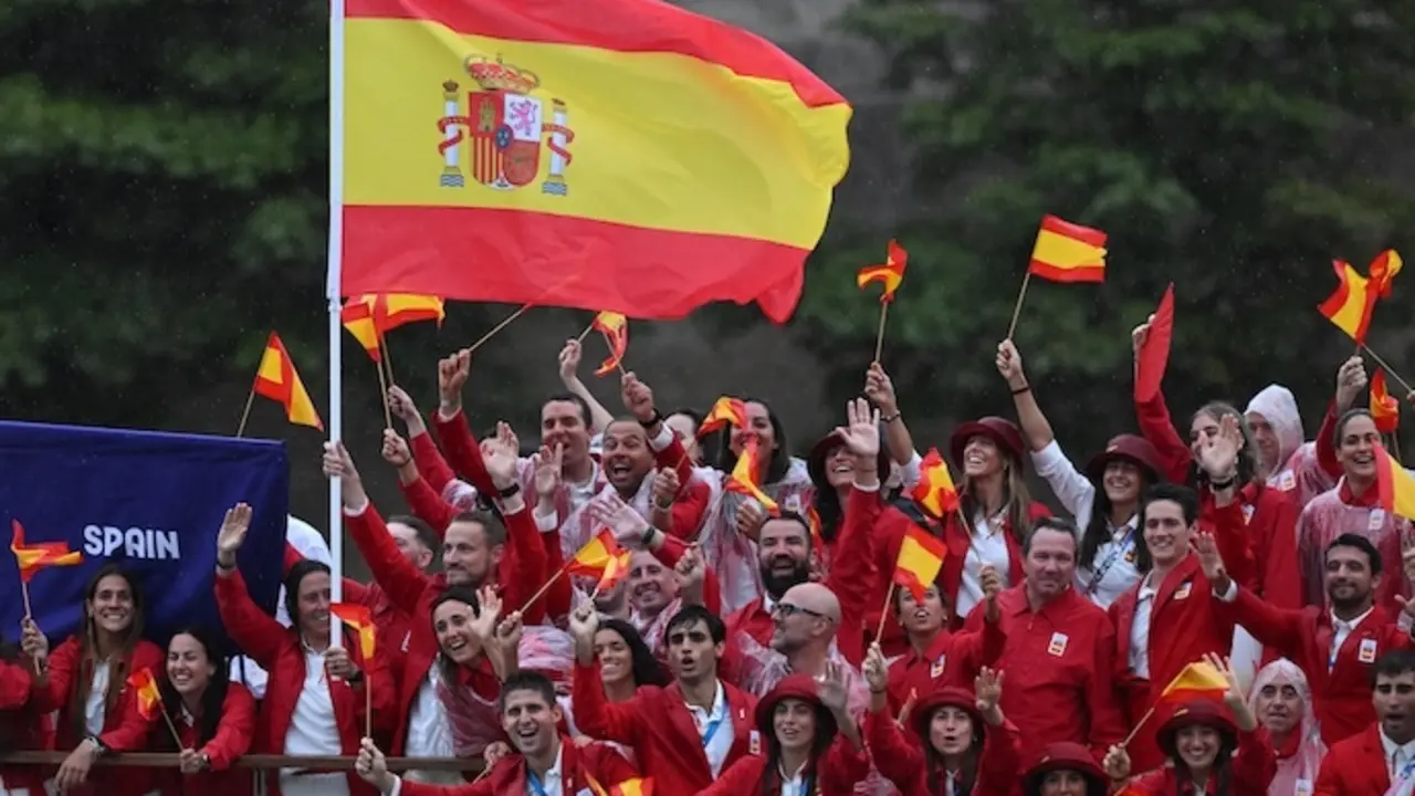 Momento para los deportistas espa&ntilde;oles navegando por el Sena durante la 𝗰𝗲𝗿𝗲𝗺𝗼𝗻𝗶𝗮 𝗶𝗻𝗮𝘂𝗴𝘂𝗿𝗮𝗹 de Paris2024.