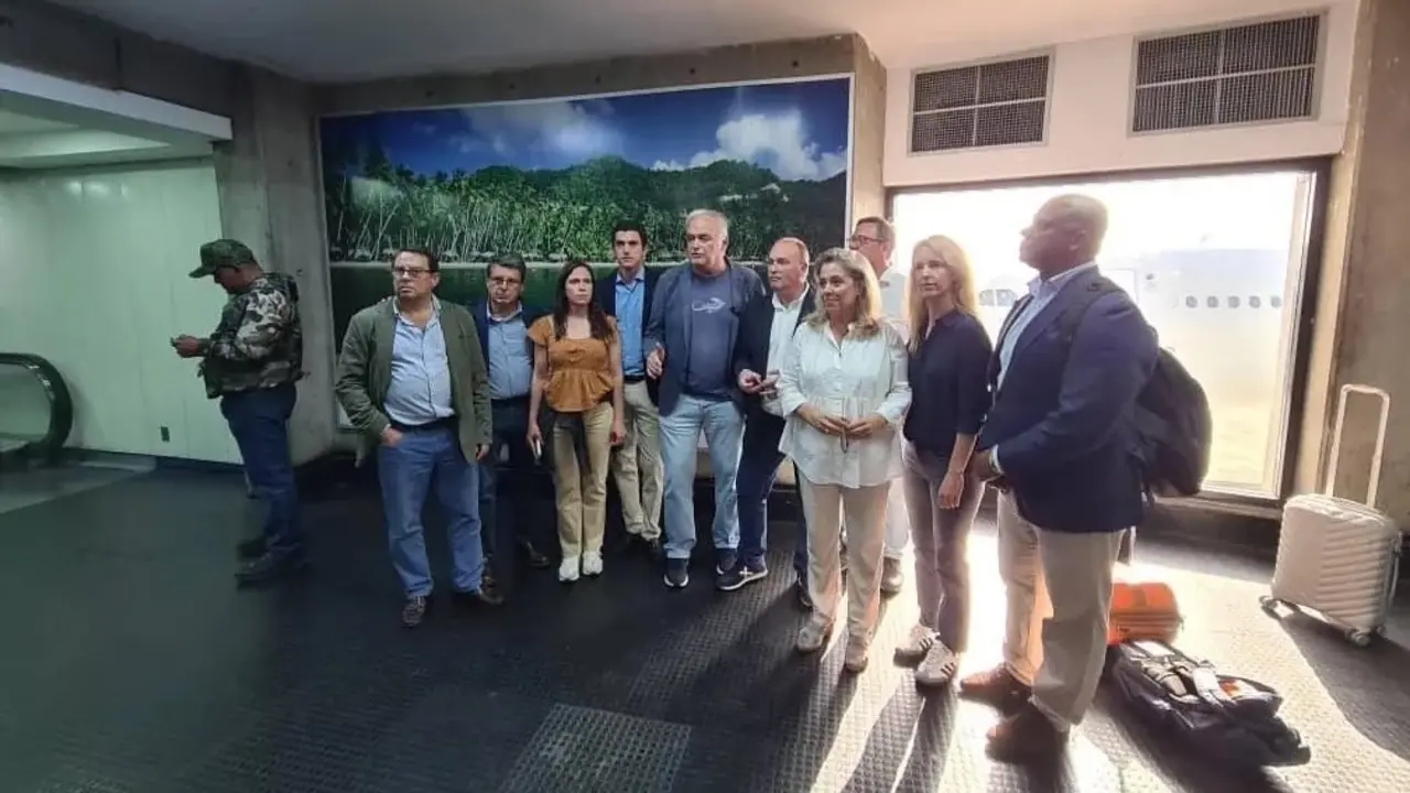 La delegaci&oacute;n del PP retenida en el aeropuerto de Caracas. | X