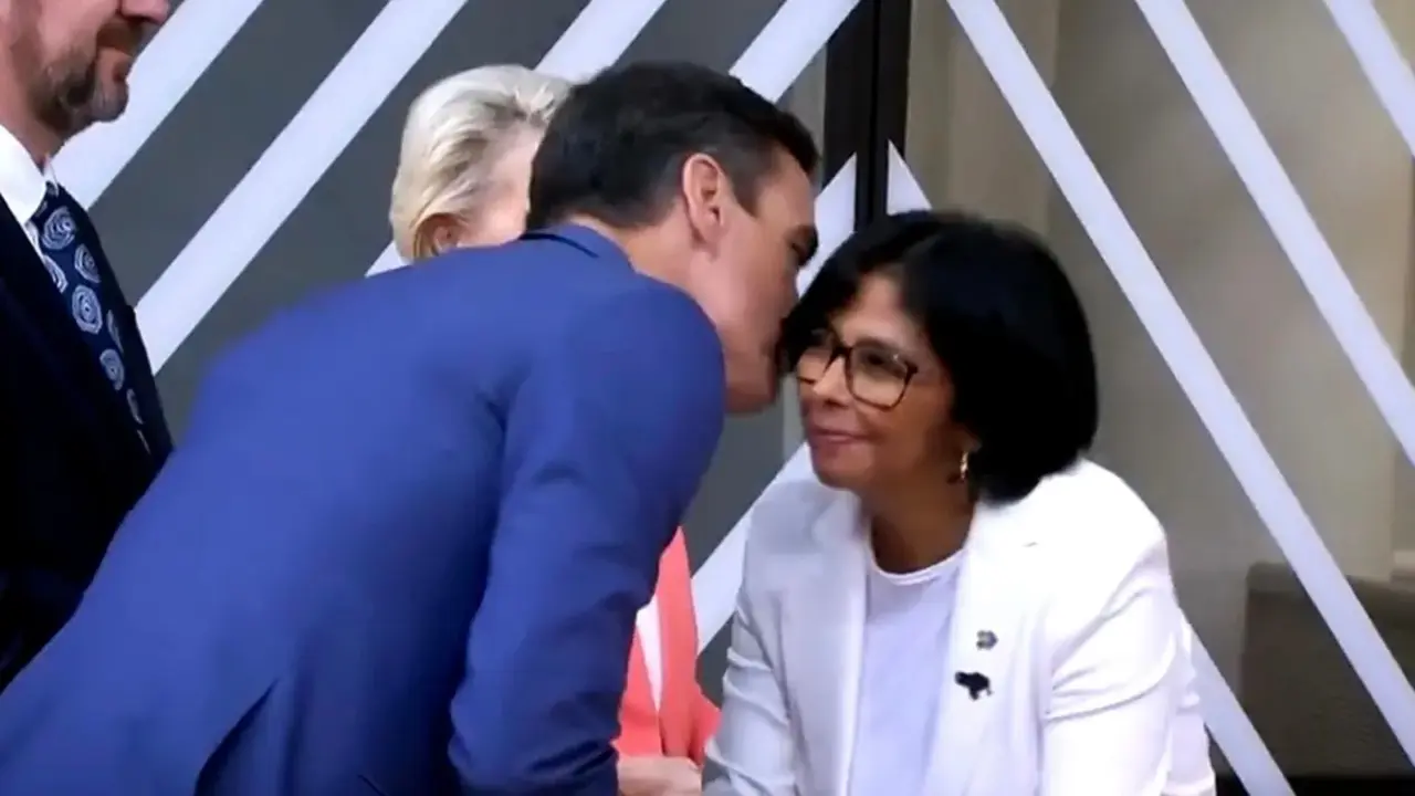 S&aacute;nchez da dos besos a Delcy Rodr&iacute;guez en su visita durante la cumbre de la UE-Celac