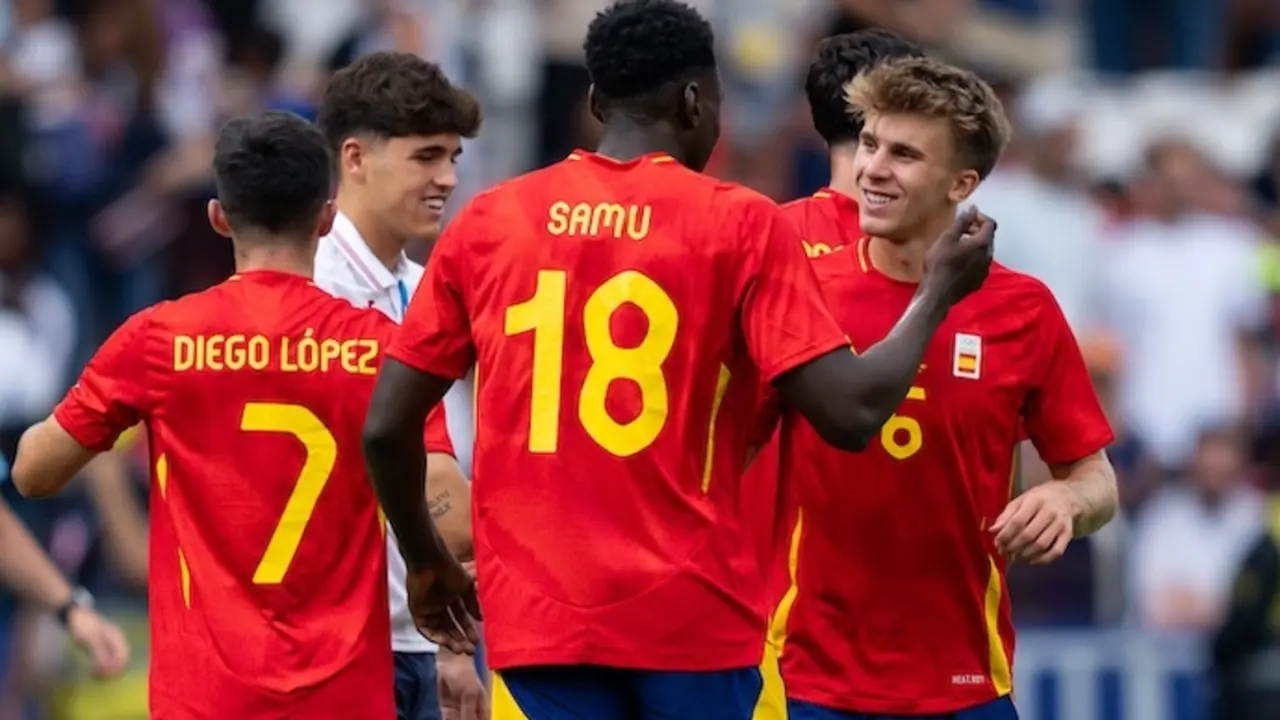 A equipa espanhola festeja a vit&oacute;ria durante o jogo de futebol do Grupo C masculino, primeira ronda, disputado entre o Uzbequist&atilde;o e a Espanha no est&aacute;dio Parc des Princes, durante os Jogos Ol&iacute;mpicos de Paris 2024, a 24 de julho de 2024, em Paris, Fran&ccedil;a.
Alvaro Diaz / AFP7 / Europa Press
24/7/2024 APENAS PARA UTILIZA&Ccedil;&Atilde;O EM ESPANHA