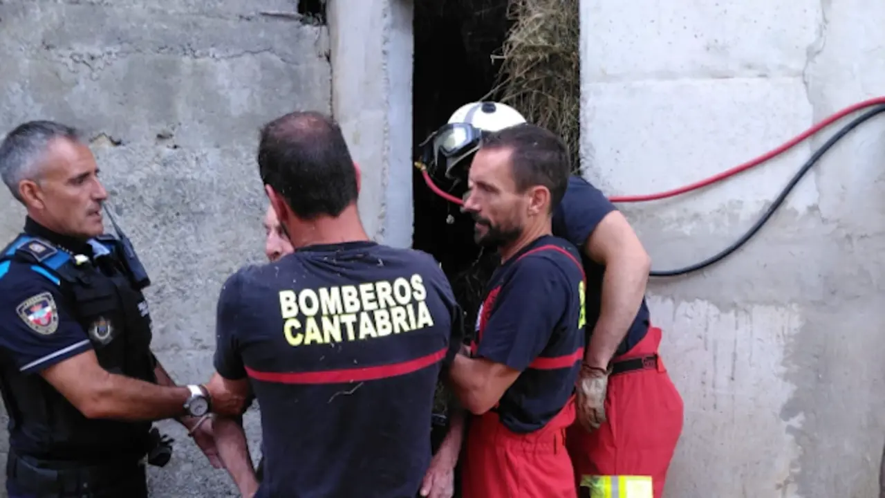 Los servicios de rescate junto al un hombre de 89 a&ntilde;os que hab&iacute;a quedado atrapado entre una pared y varios fardos de silo en Laredo.