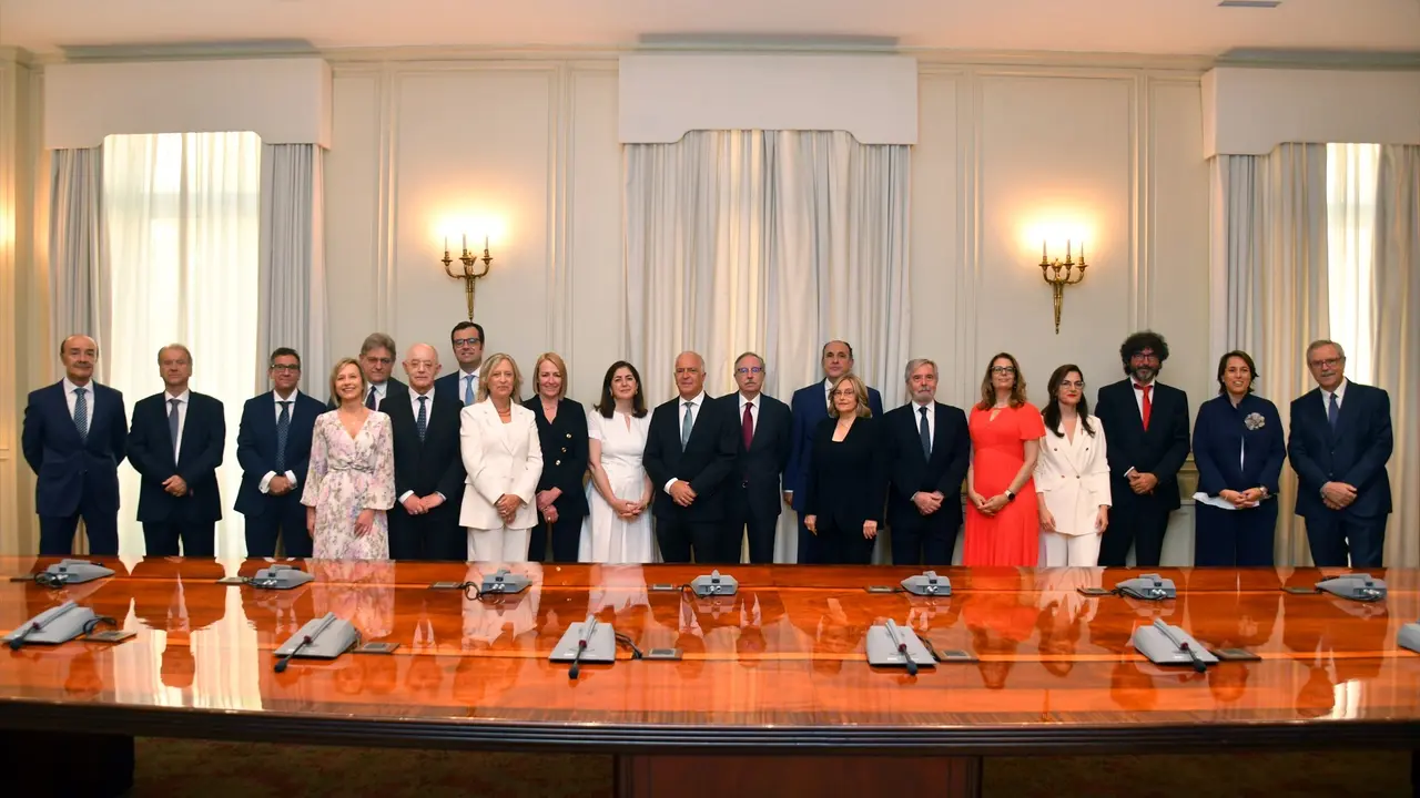 Los nuevo veinte vocales posan tras el primer pleno del octavo mandato del Consejo General del Poder Judicial (CGPJ). EP