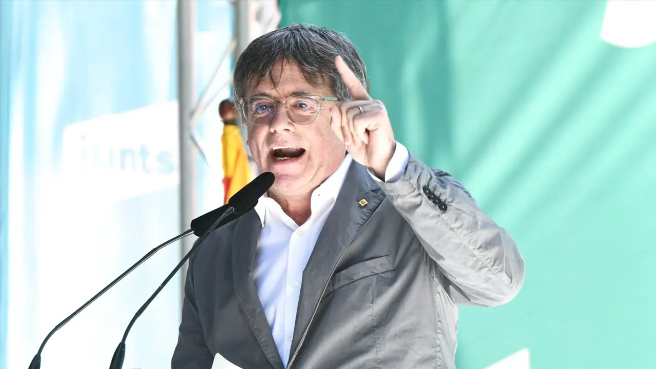 El expresidente de la Generalitat de Catalunya, Carles Puigdemont, interviene durante el acto de celebraci&oacute;n del cuarto aniversario de la fundaci&oacute;n de Junts. Gl&ograve;ria S&aacute;nchez