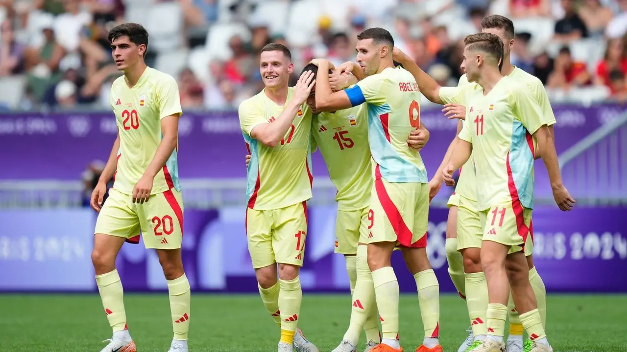 Los jugadores de la selecci&oacute;n espa&ntilde;ola masculina ol&iacute;mpica celebran un gol ante Rep&uacute;blica Dominicana. / EP