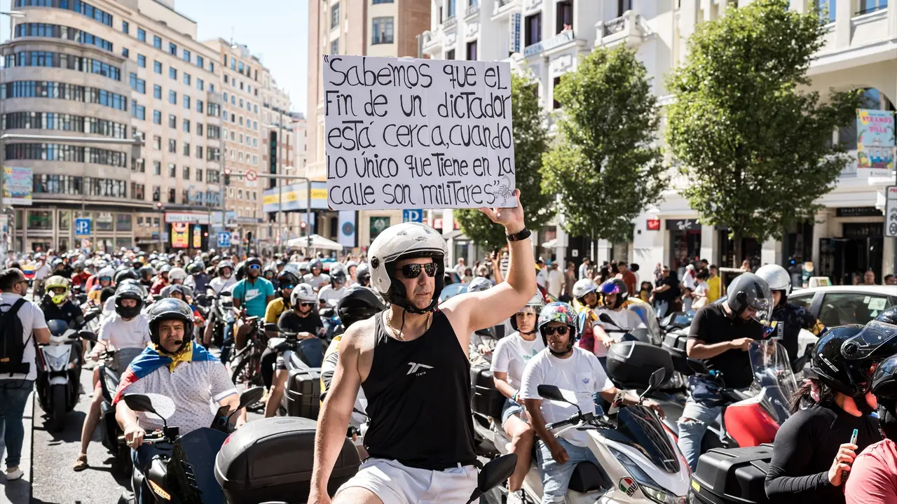 Varias personas durante la manifestaci&oacute;n por la movilizaci&oacute;n de la esperanza a la caravana de la libertad en las pr&oacute;ximas elecciones de Venezuela, en la Plaza de Espa&ntilde;a. Diego Radam&eacute;s / Archivo