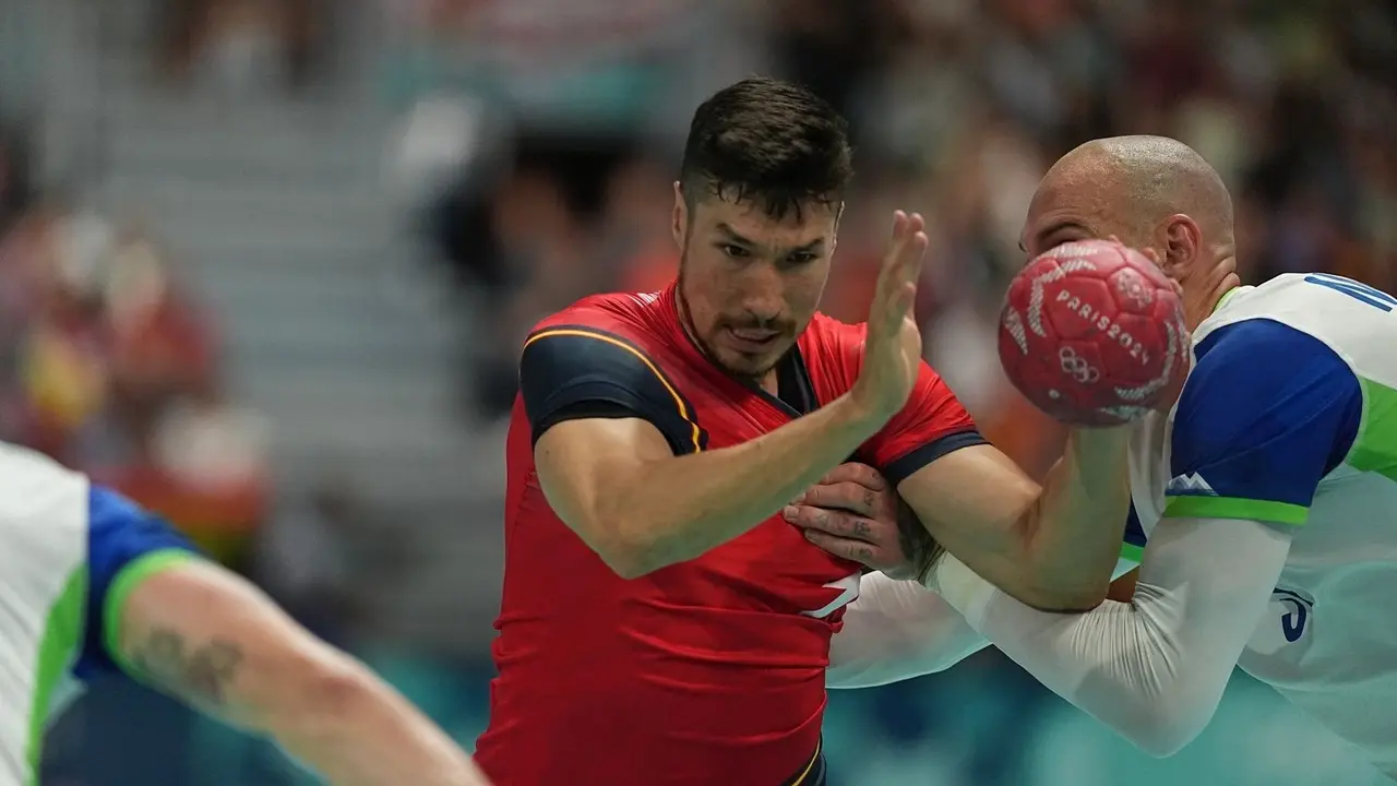 Alex Dujshebaev con la selecci&oacute;n espa&ntilde;ola masculina de balonmano ante Eslovenia en los Juegos Ol&iacute;mpicos de Par&iacute;s. / EP