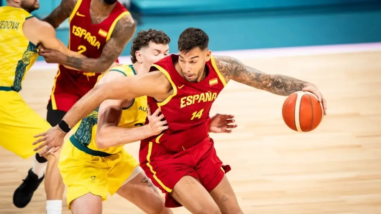 Willy Hernang&oacute;mez durante el Australia-Espa&ntilde;a de los Juegos Ol&iacute;mpicos de Par&iacute;s. / FIBA