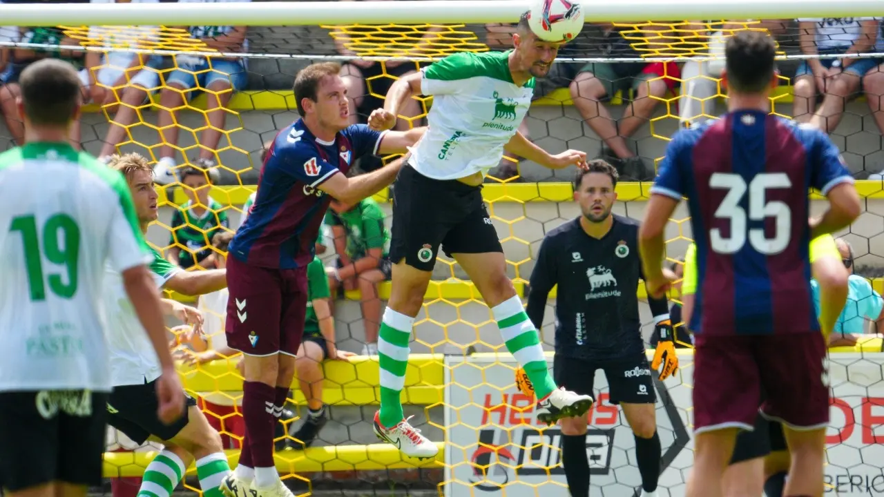 El Racing no pasa del empate ante el Eibar. / RRC