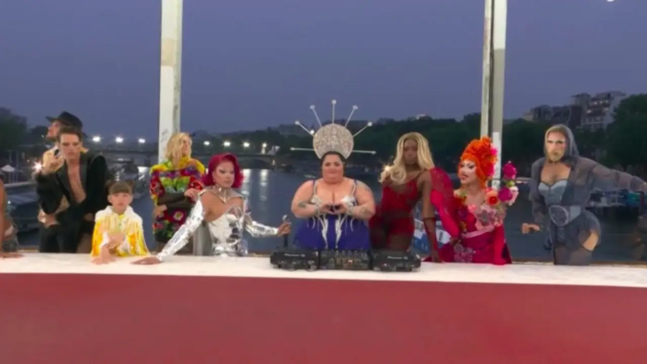 Imagen de la '&Uacute;ltima Cena' compuesta por Drag Queens en la inauguraci&oacute;n de los JJOO. / X