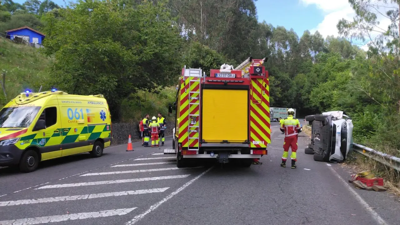 Los servicios de emergencias acuden al lugar del accidente. / 112