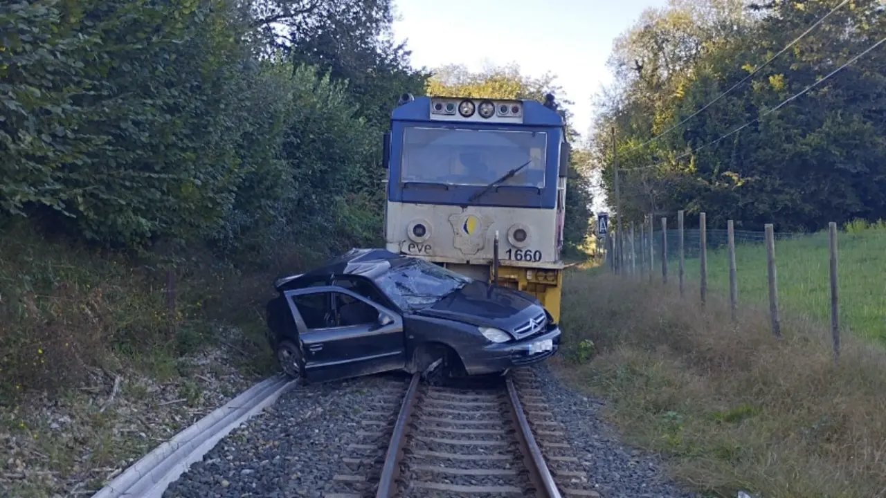 Un turismo tras ser arrollado por un tren en Llanes. Fotograf&iacute;a de archivo de 2019.  / SEPA