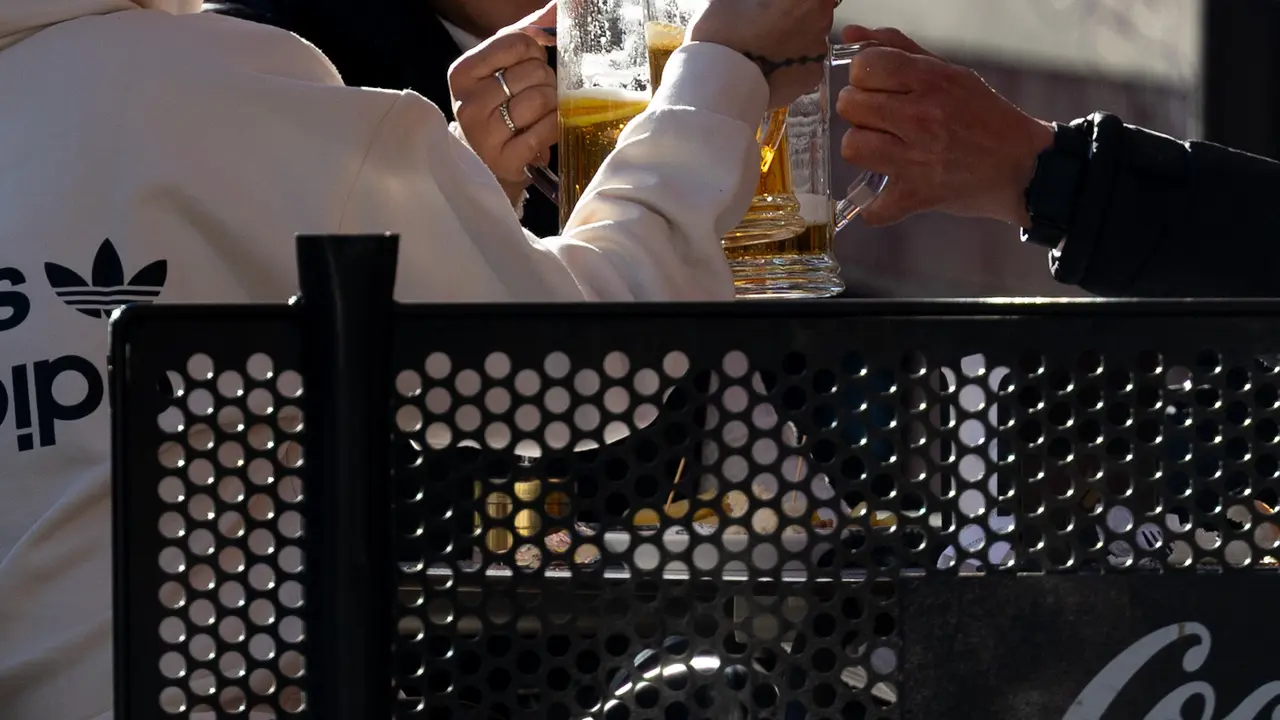 Una persona fumando en una terraza. Eduardo Parra