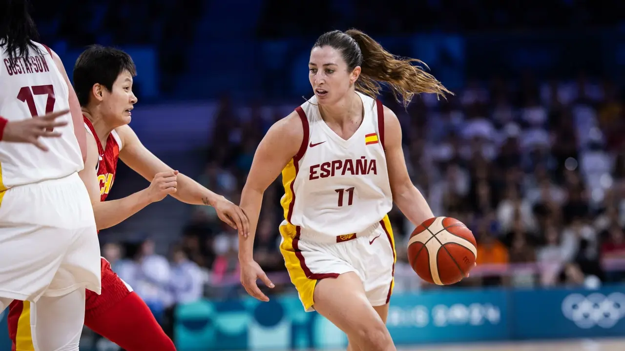 La jugadora espa&ntilde;ola Leonor Rodr&iacute;guez en una acci&oacute;n del partido entre Espa&ntilde;a y China en el primer duelo de fase de grupos de los Juegos Ol&iacute;mpicos de Paris 2024. / FIBA