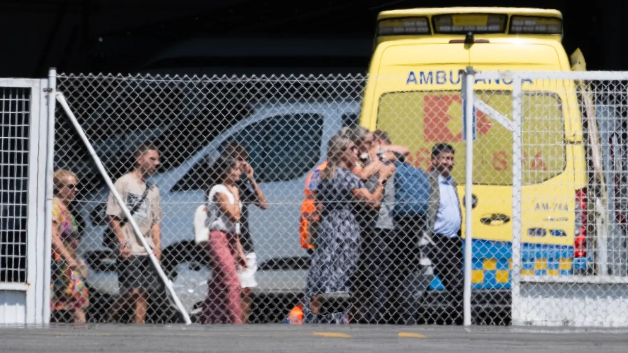 Reencuentro de los supervivientes con sus familiares y las autoridades, en el Aeropuerto Internacional de Santiago-Rosal&iacute;a. C&eacute;sar Arxina