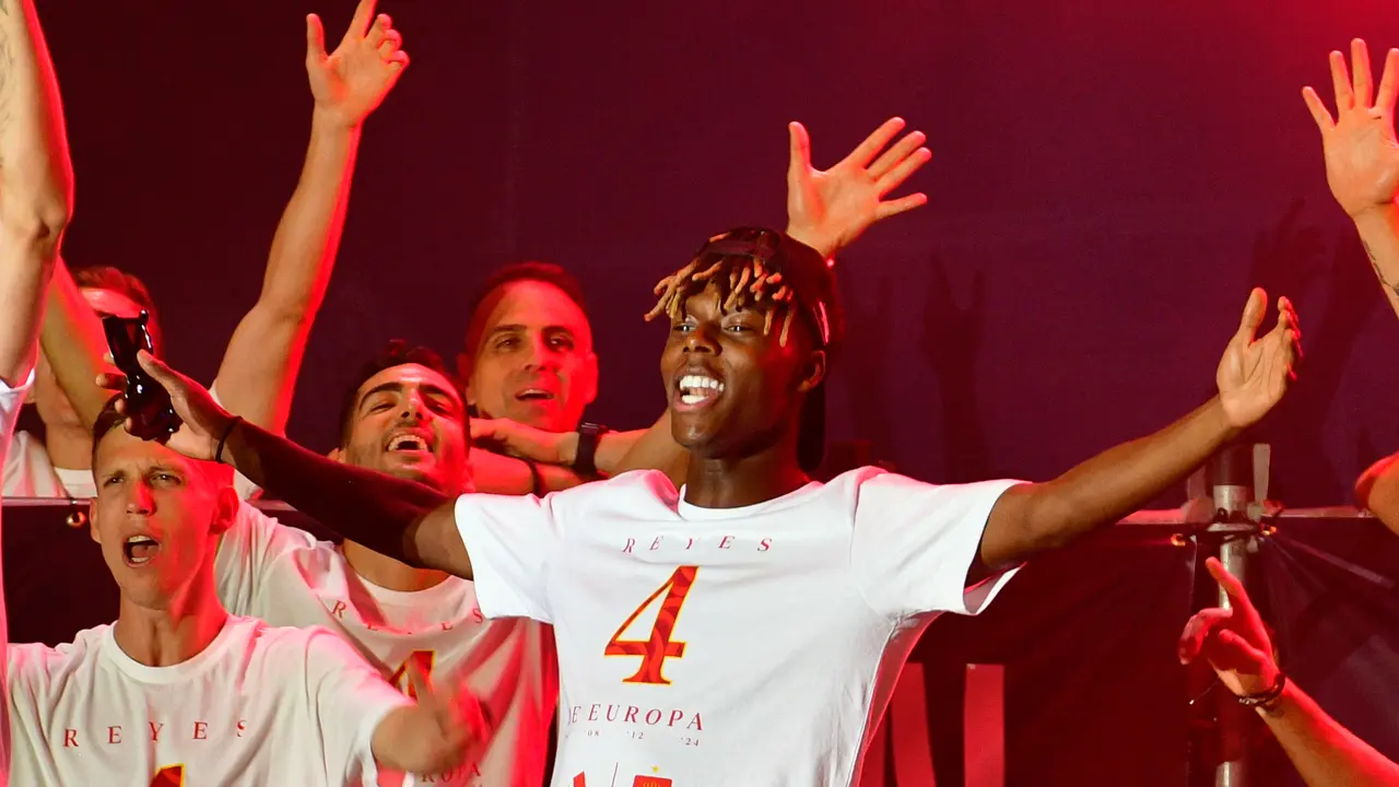 Nico Williams durante la celebraci&oacute;n de la victoria en la Eurocopa de la selecci&oacute;n espa&ntilde;ola de f&uacute;tbol. / &Oacute;scar Ortiz