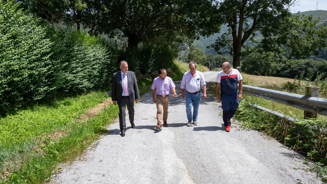 El consejero de Fomento, Ordenaci&oacute;n del Territorio y Medio Ambiente, Roberto Media, visita Molledo. / JOSE ROMAN CAVIA SOTO
