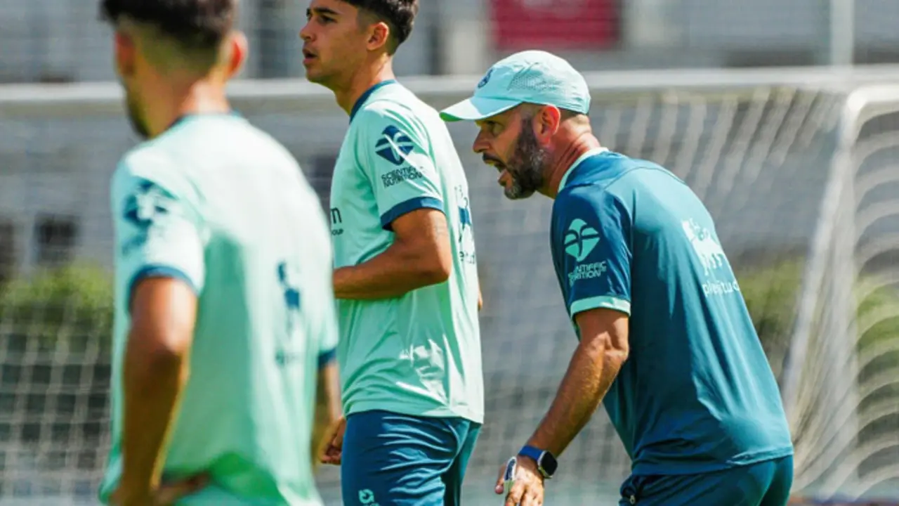 El m&iacute;ster del Racing de Santander, Jos&eacute; Alberto, da &oacute;rdenes a los jugadores en un  entrenamiento. / RRC
