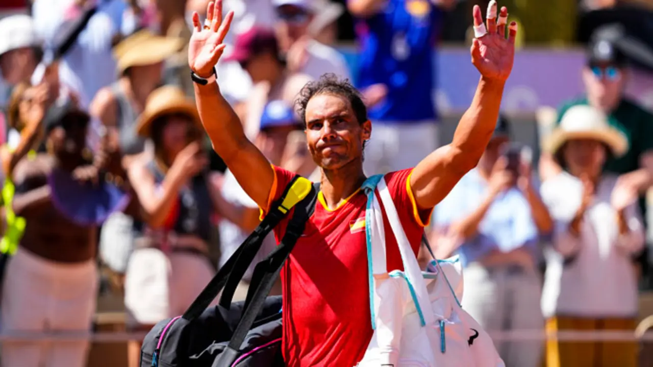 El tenista espa&ntilde;ol Rafa Nadal se despide de los aficionados de Roland Garros tras perder contra Novak Djokovic en el torneo ol&iacute;mpico de Paris 2024. / Oscar J. Barroso