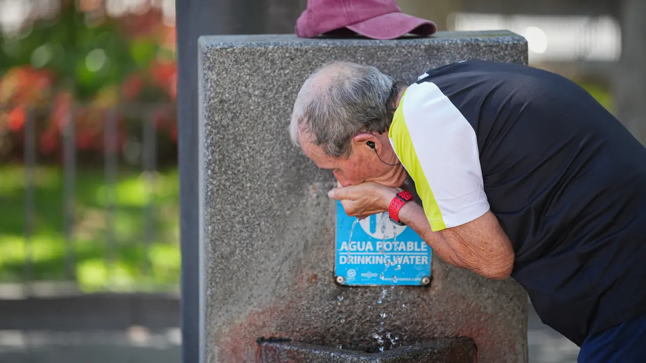 Un hombre se refresca en fuente p&uacute;blica debido a las altas temperaturas. / Mar&iacute;a Jos&eacute; L&oacute;pez