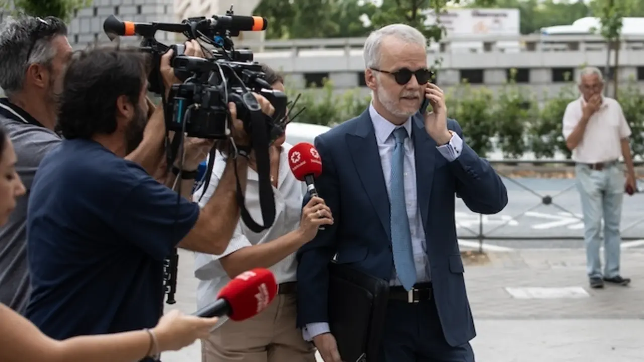El abogado de Bego&ntilde;a G&oacute;mez, Antonio Camacho, a su llegada a los Juzgados de Plaza de Castilla por el &lsquo;caso Bego&ntilde;a G&oacute;mez&rsquo;, a 29 de julio de 2024, en Madrid (Espa&ntilde;a). El juez que investiga a Bego&ntilde;a G&oacute;mez, mujer del presidente del Gobierno, toma declaraci&oacute;n hoy al investigado que antes era testigo -el rector de la Universidad Complutense, Joaqu&iacute;n Goyache-, junto a tres personas en calidad de testigos. Estas declaraciones tienen lugar antes de que ma&ntilde;ana martes, 30 de julio, declare como testigo en La Moncloa el jefe del Ejecutivo. La declaraci&oacute;n de Carlos Barrab&eacute;s ha sido suspendida y se le vuelve a citar el 1 de agosto.
29 JULIO 2024;MADRID;CASO BEGO&Ntilde;A GOMEZ;INVESTIGADOS;JUICIO PLAZA DE CASTILLA
Alejandro Mart&iacute;nez V&eacute;lez / Europa Press
29/7/2024