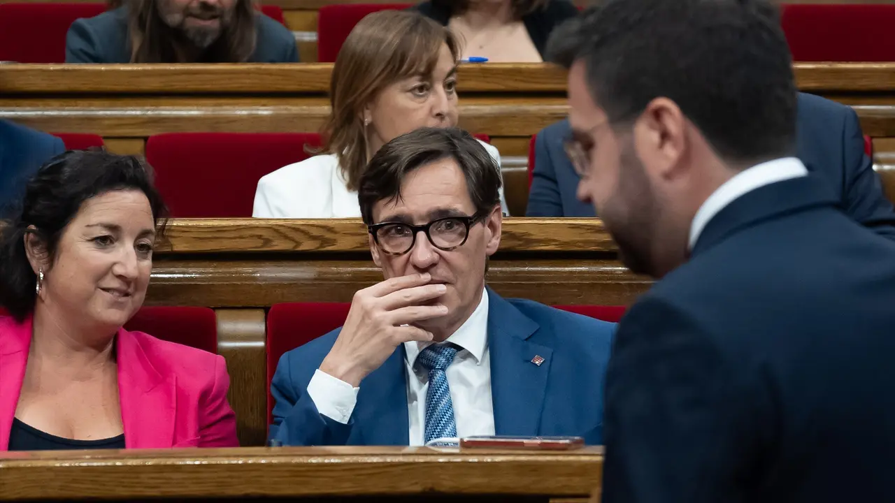 El l&iacute;der del PSC, Salvador Illa, mientras pasa el presidente de la Generalitat de Catalunya en funciones, Pere Aragon&egrave;s. David Zorrakino
