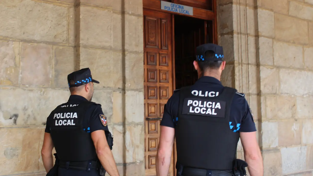 Polic&iacute;a Local de Reinosa. / A.E