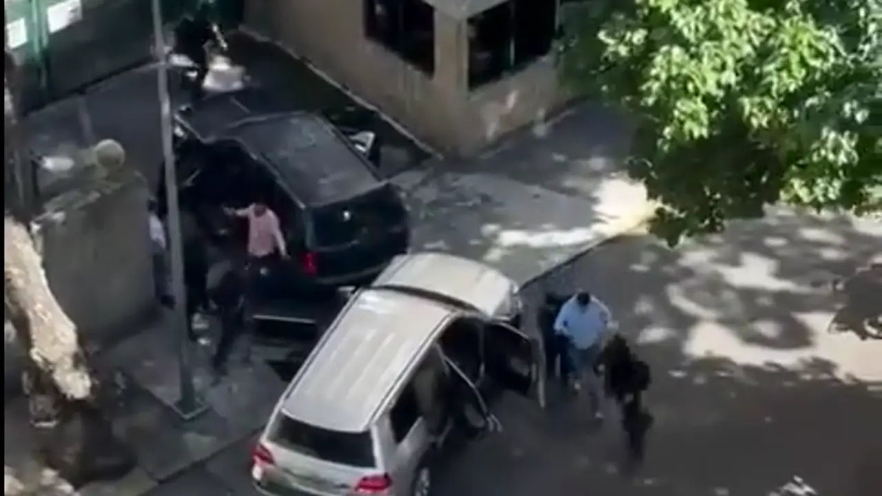 Captura del v&iacute;deo del momento de la detenci&oacute;n del coordinador de Voluntad Popular. / Red Social X