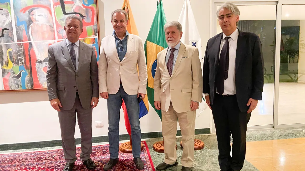 Los expresidentes Jos&eacute; Luis Rodr&iacute;guez Zapatero y Leonel Fern&aacute;ndez, y el coordinador del Grupo de Puebla, Marco Enr&iacute;quez-Ominami, en Caracas. / Red Social X