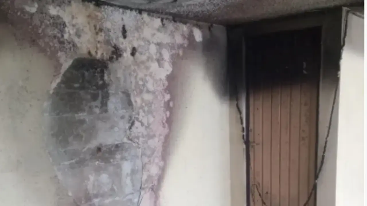 Actos vand&aacute;licos en residencias del Puntal de Laredo. / A.E