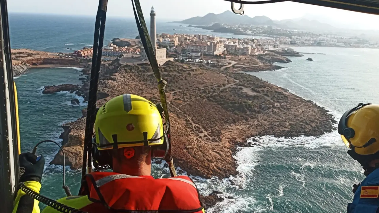 ELl Helic&oacute;ptero MU10 buscando al joven de 17 a&ntilde;os en aguas de Cabo de Palos, Cartagena. /  CEIS