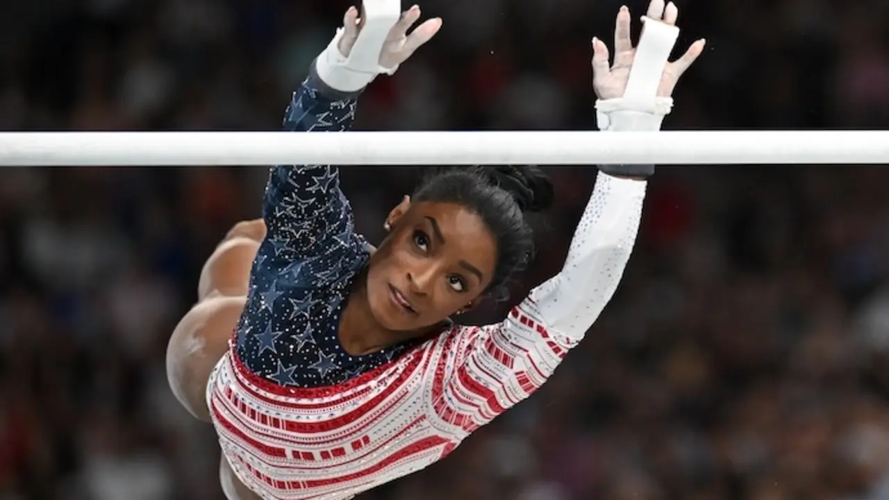 Simone Biles, dos EUA, compete na prova de barras irregulares da final da equipa feminina de gin&aacute;stica art&iacute;stica durante os Jogos Ol&iacute;mpicos de Paris 2024, na Arena de Bercy. Foto: Marijan Murat/dpa

Firma: Marijan Murat / dpa