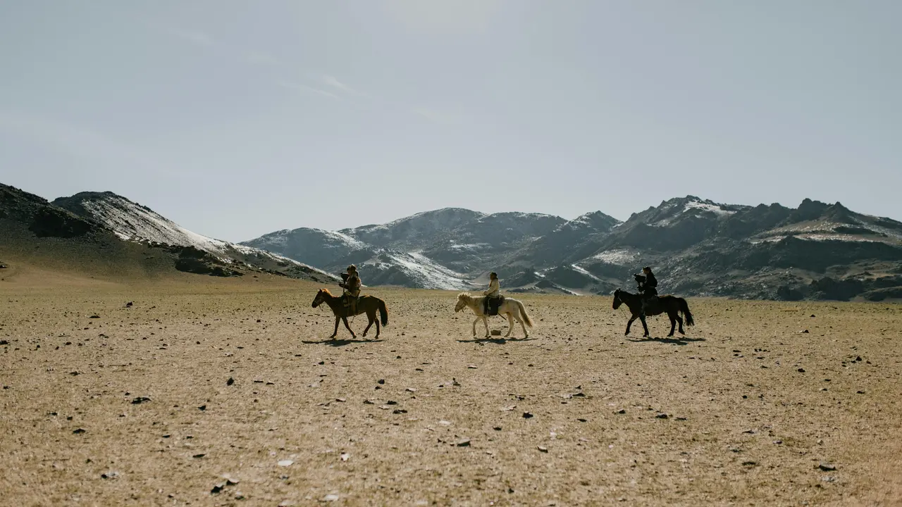 Varias personas dando un paseo en caballo. / A.E
