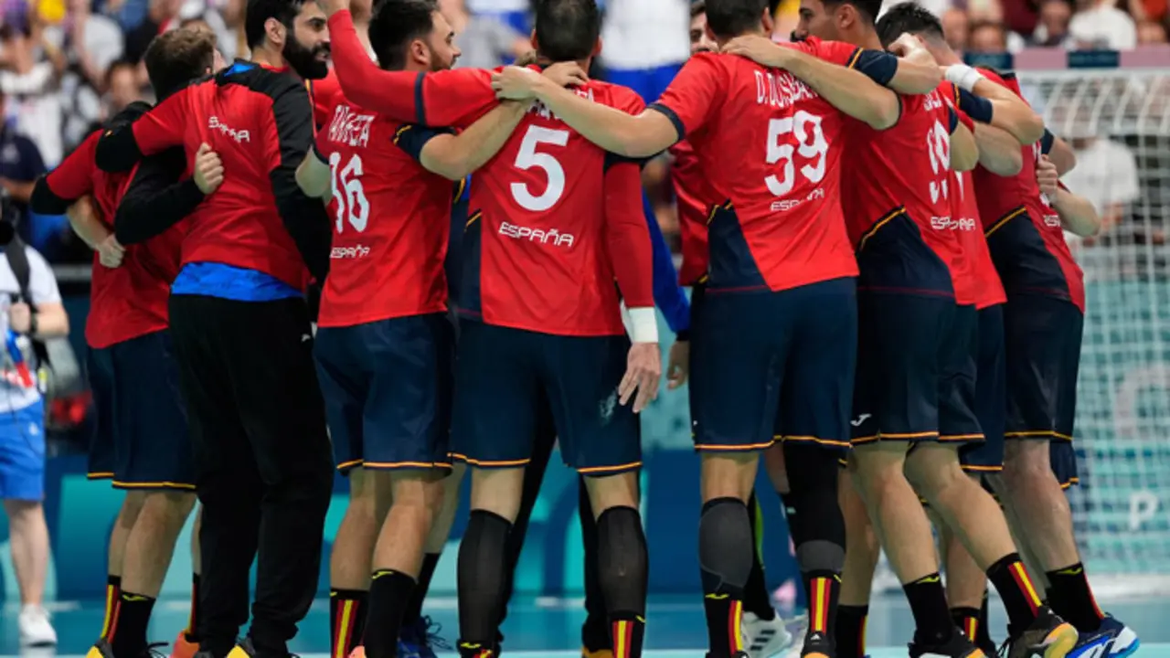 Los Hispanos celebran una victoria espa&ntilde;ola en el torneo de balonmano masculino de los Juegos Ol&iacute;mpicos de Paris 2024. / COE