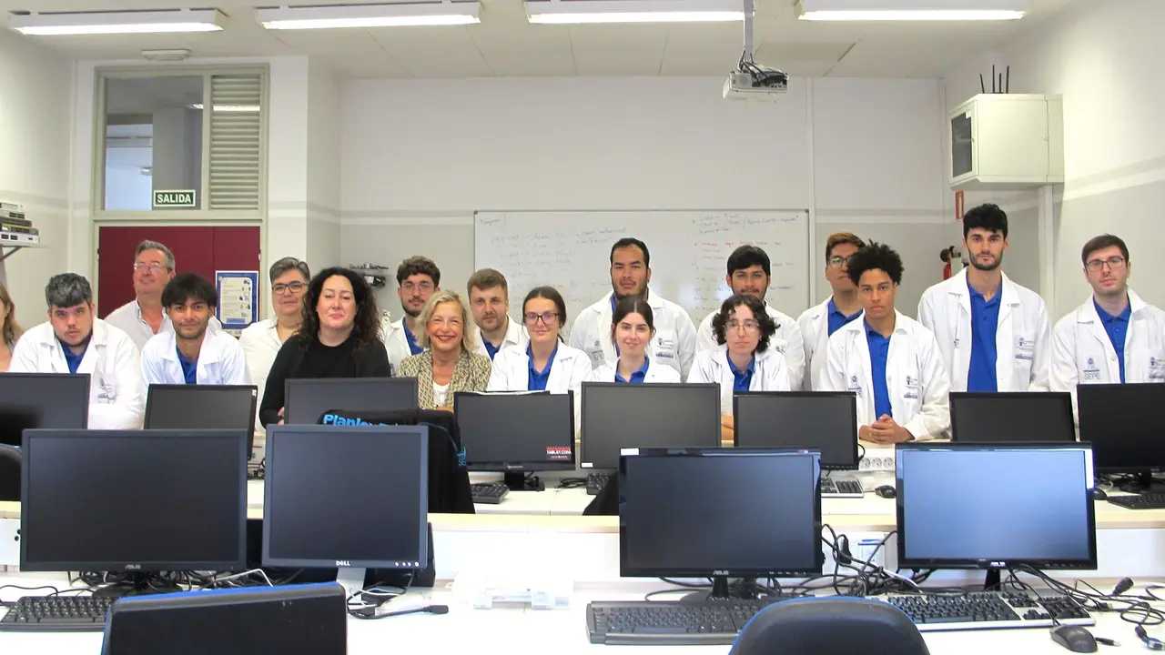 Santander mantiene su compromiso con la formaci&oacute;n tecnol&oacute;gica para promover la inserci&oacute;n laboral de los j&oacute;venes. / A.E.