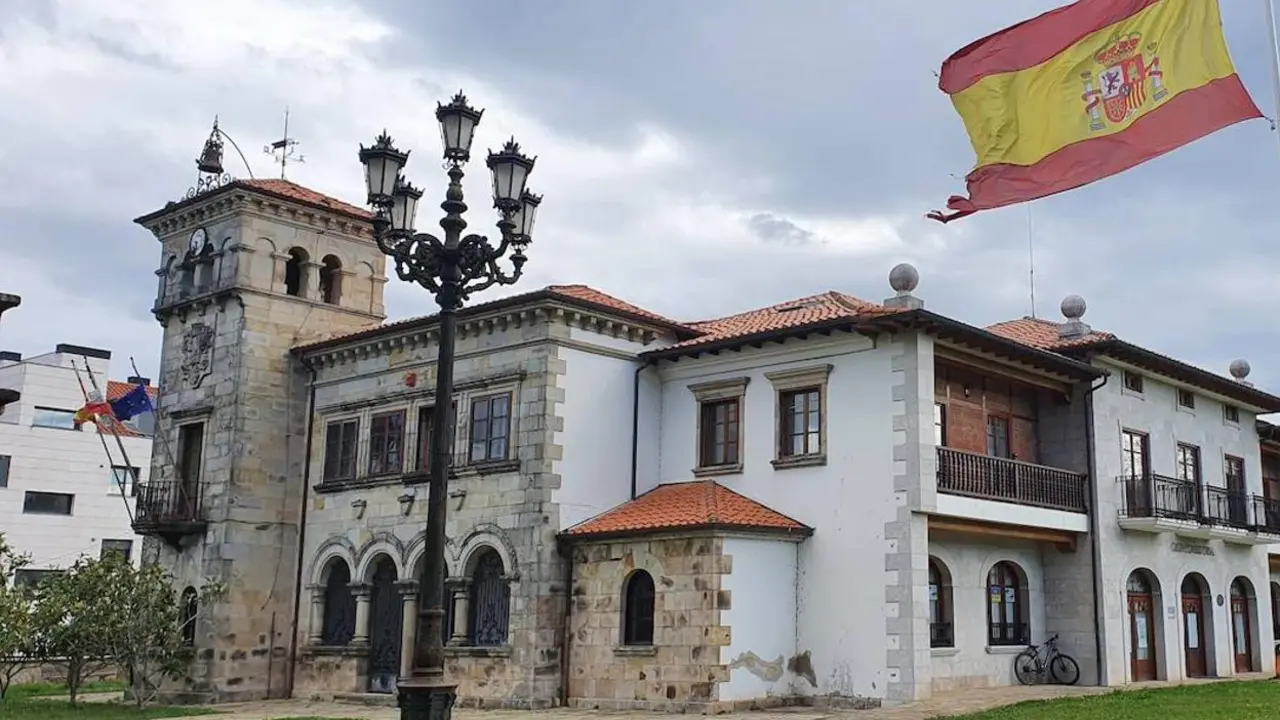 Fachada del Ayuntamiento de Santa Mar&iacute;a de Cay&oacute;n, donde se celebrar&aacute; hoy la concentraci&oacute;n, a modo de protesta, de los empleados municipales. / A.E.