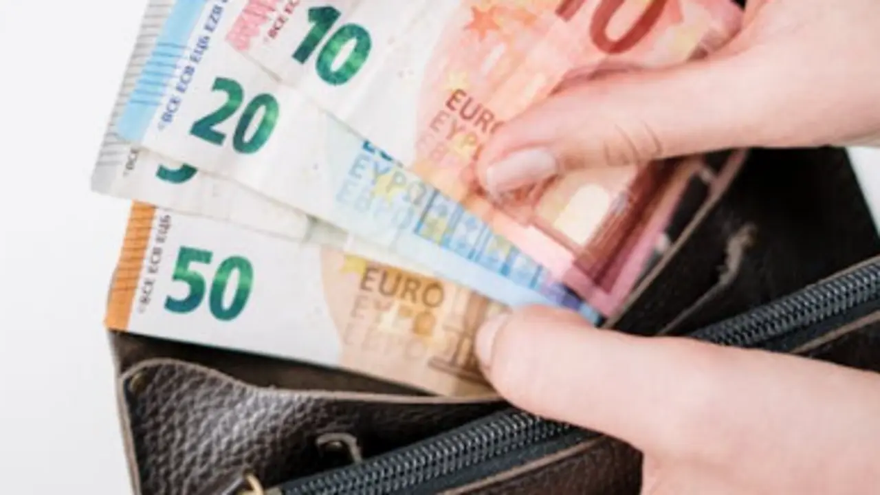 Los contribuyentes espa&ntilde;oles dedicaron hasta ahora 212 d&iacute;as de su salario para cubrir impuestos. / A.E