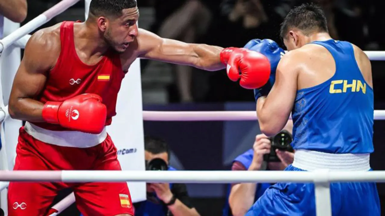 El p&uacute;gil espa&ntilde;ol Reyes Pla en el ring (izq). / EP