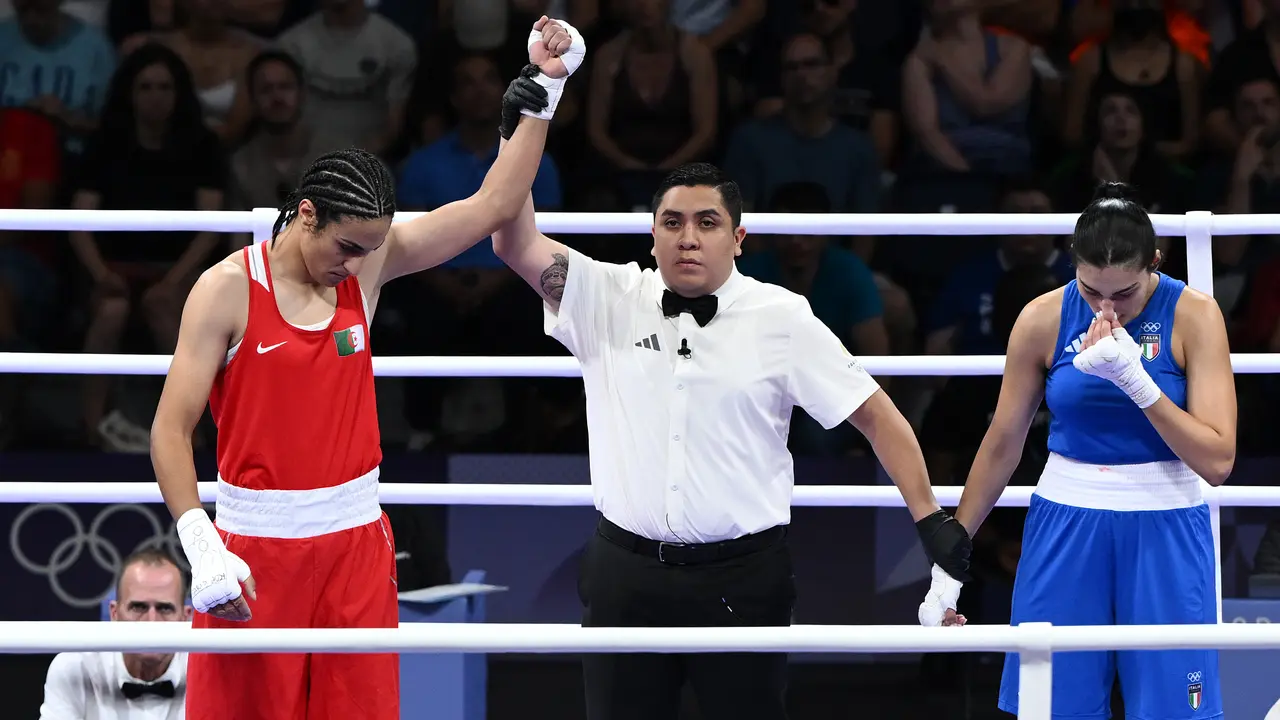 Imane Khelif (Rojo) de Argelia celebra despu&eacute;s de que Angela Carini de Italia abandonara el combate. / Joel Carrett