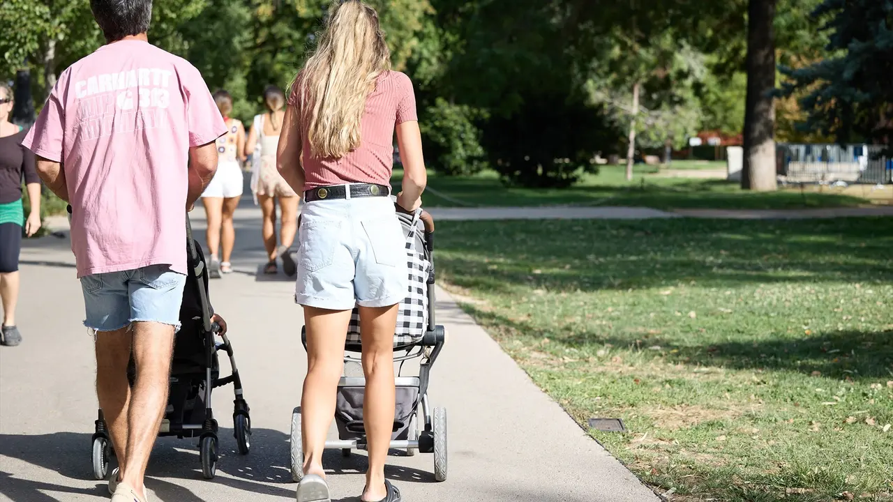 Una familia camina en un parque. / Jes&uacute;s Hell&iacute;n