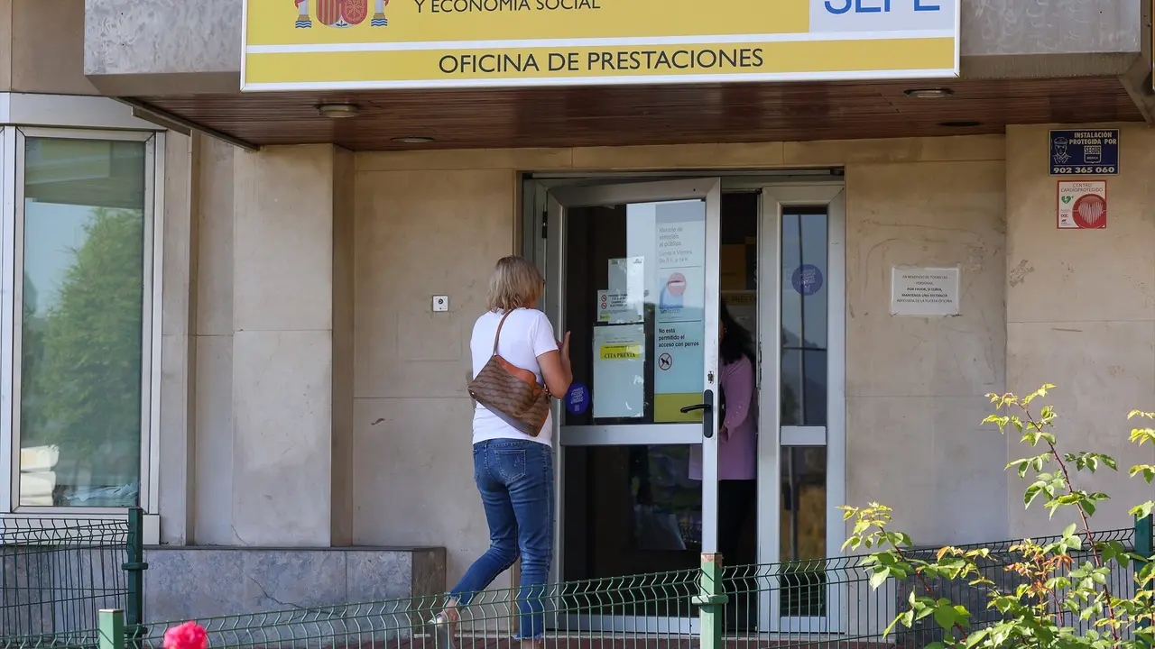 Una mujer entra a una oficina del SEPE. Marta Fern&aacute;ndez