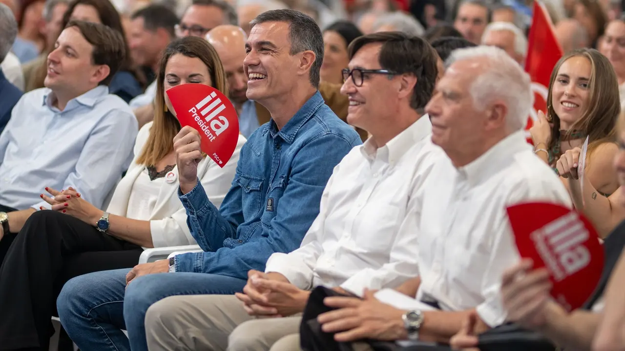 El presidente del Gobierno, Pedro S&aacute;nchez (3i) durante un acto de campa&ntilde;a de Catalu&ntilde;a junto a Salvador Illa. EP / Archivo