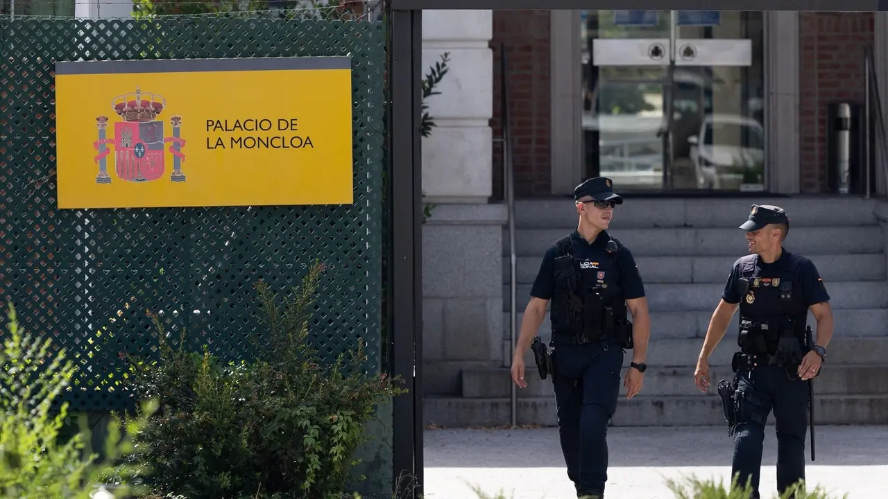 Agentes de Polic&iacute;a a su salida del Palacio de La Moncloa. EP