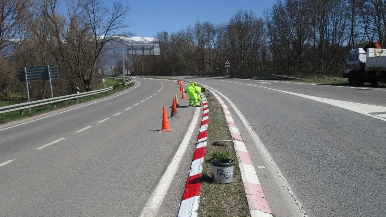Obras de mantenimiento en una carretera. / A.E