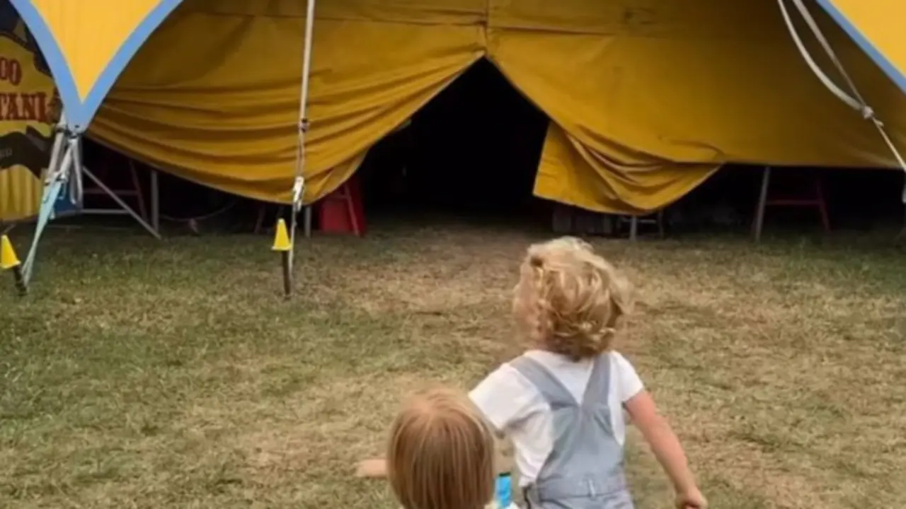 Los hijos de Mar&iacute;a y Marta Pombo en la entrada del circo. / Instagram M.P.
