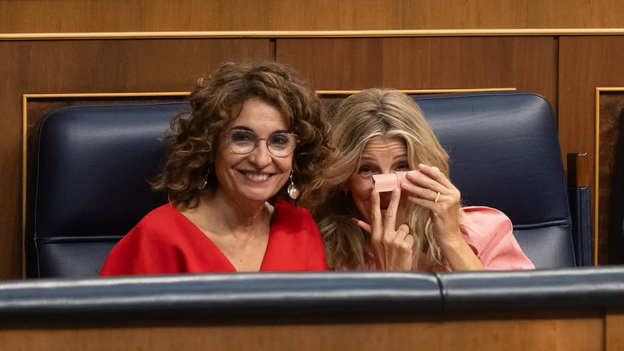 La vicepresidenta primera y ministra de Hacienda, Mar&iacute;a Jes&uacute;s Montero (i) y la vicepresidenta segunda y ministra de Trabajo, Yolanda D&iacute;az (d). Eduardo Parra / Archivo